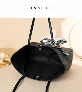Detail der schwarzen Tote Bag Innenseite mit Magnetverschluss und bedrucktem Seidentuch