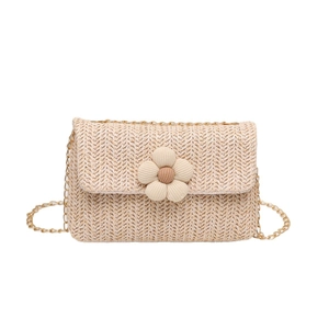 Beige gewebte Umhängetasche mit Stoffblume und goldener Kette für den Sommer