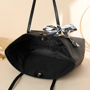 Detailansicht der schwarzen Tote Bag mit Litschi-Muster, Magnetverschluss und Seidentuch