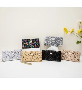 Gros plan détaillé des pochettes à paillettes avec accent papillon en plusieurs couleurs