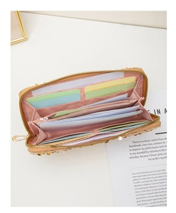 Vue intérieure du portefeuille long à paillettes avec fentes pour cartes et poche zippée