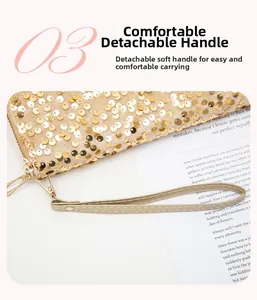 Détail des paillettes dorées de ce long portefeuille pour femme avec dragonne amovible