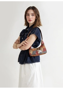 Details der Vintage-Patchwork-Tragetasche mit bunten Ledereinsätzen und Anhängern