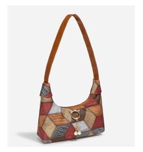 Detailansicht der Vintage-Tasche mit Katzenohr-Goldbeschlag und Perlenquasten-Anhänger
