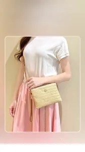 Détail du sac bandoulière en paille beige avec logo fleur dorée et bandoulière cuir