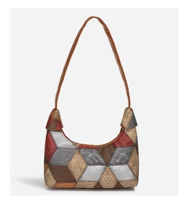 Detailansicht der Hobo-Tasche mit geometrischem Patchwork und geprägtem Leder