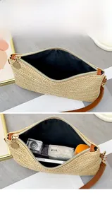 Vue détaillée du sac en paille tressée montrant la capacité et la bandoulière en cuir