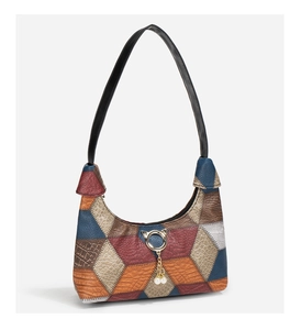 Detail der Vintage Hobo Bag mit Leder-Patchwork und Metall-Anhänger in Katzenform