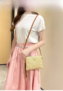 Sac bandoulière en paille avec logo fleuri et bandoulière réglable en cuir marron