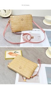 Détail du sac en paille tressée avec bandoulière rose et ornements floraux dorés