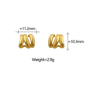 Dettaglio degli orecchini a onde dorate a tre strati con misure di 11,2x10,3 mm