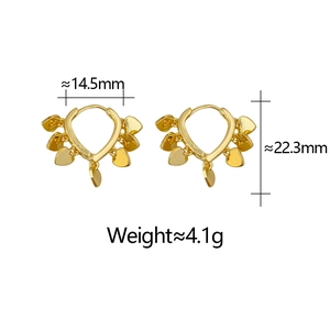 Dettaglio orecchini a cuore dorati con misure larghezza 14,5mm e altezza 22,3mm