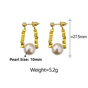 Détail de boucles d'oreilles perles 10mm avec billes dorées mesurant 27,5mm de longueur