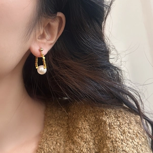 Boucles d'oreilles créoles dorées avec perles carrées et grande perle blanche ronde