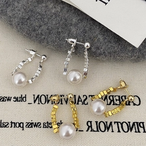 Boucles d'oreilles perles élégantes en forme de U, argent et or avec chaîne géométrique