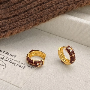 Boucles d'oreilles créoles dorées vintage avec émail bordeaux et motif croix