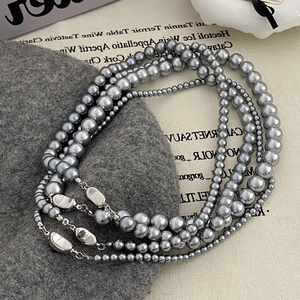 Collier élégant en perles gris argenté multicouches avec fermoir métallique au fini soyeux