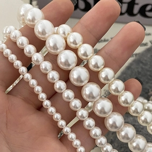 Élégants colliers de perles blanches de tailles variées pour un look vintage chic
