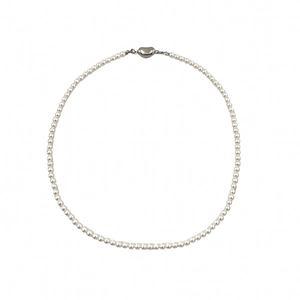 Collier de perles blanches vintage avec un fermoir décoratif en forme de cœur argenté