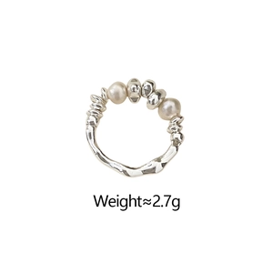 Dettaglio anello in argento strutturato con perle d'acqua dolce, peso circa 2,7g
