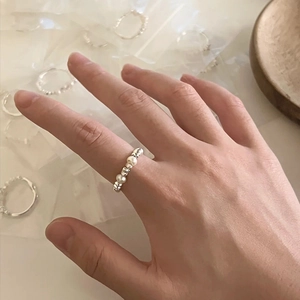 Anello fatto a mano con perle d'acqua dolce e grani d'argento sull'indice