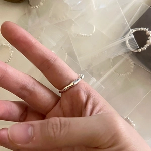 Dettaglio dell'anello irregolare in argento S925 con perle indossato sulla mano