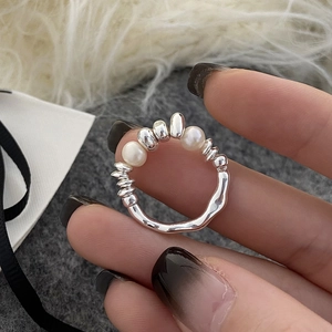 Macro di anello in argento a onde con perle d'acqua dolce e sfere metalliche lucide