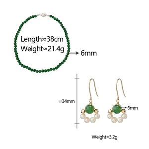 Détails du collier et des boucles d'oreilles en perles vert émeraude avec poids et dimensions
