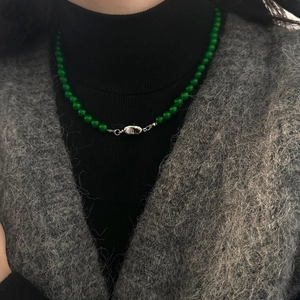 Collier de perles en pierre naturelle vert émeraude avec un fermoir ovale en argent