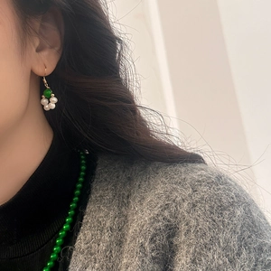 Ensemble collier et boucles d'oreilles tendance en perles vert émeraude sur femme