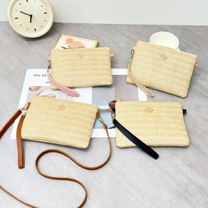 Sac Bandoulière En Paille Tissée Pour Femme Petite Pochette Chic Avec Logo En Métal Fleur Dorée Et Bandoulière Amovible En Cuir PU Été Plage
