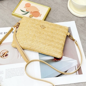 Sac bandoulière en paille avec logo trèfle doré et bandoulière amovible style épuré
