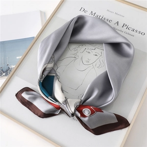 Élégant foulard en satin gris argenté avec motifs géométriques et bordure raffinée
