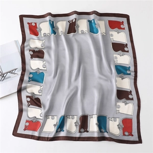 Détail d'un carré de soie avec motif équestre et reflets brillants sur les plis