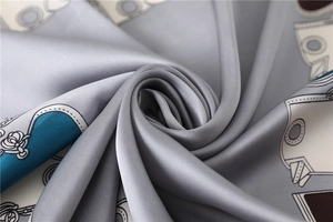 Détail du foulard en soie grise avec motifs de chaînes élégants et texture satinée
