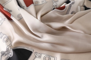 Détail macro de l'écharpe effet soie avec motifs de chaîne et texture lisse