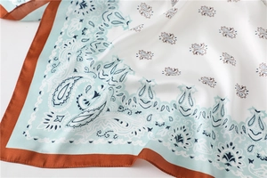 Detailansicht eines Seidenschals mit Paisley-Muster, Mintgrün und Satin-Oberfläche