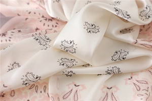 Details von luxuriösem Paisley-Seidentuch mit weichem Fall und eleganter Textur