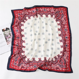 Detail eines roten und blauen Paisley-Vierecktuchs mit Seidentextur und eleganten Falten