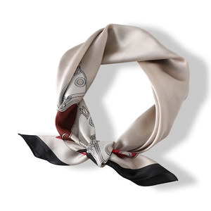 Carré de soie beige élégant avec motifs géométriques vintage et bordure noire contrastée