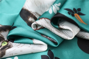 Detail van zijden sjaal met realistische kattenprints en bloemmotieven