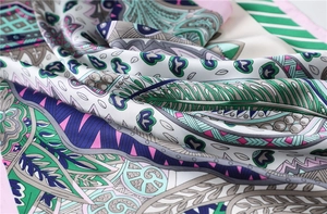 Dettaglio ravvicinato del motivo paisley e della trama di seta di un foulard vintage