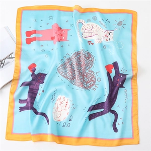 Detailweergave van de blauwe zijden sjaal met schattige kattenprints en hartjespatronen