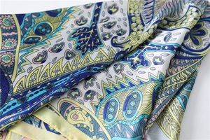 Vista macro dettagliata del motivo paisley e trama in seta satinata su un foulard