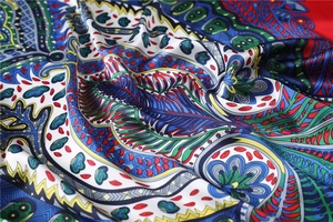 Dettaglio ravvicinato di un foulard in seta con motivo paisley e trama lucida