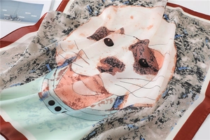 Detail van zijden vierkante sjaal met dierenprints en bruine contrastranden