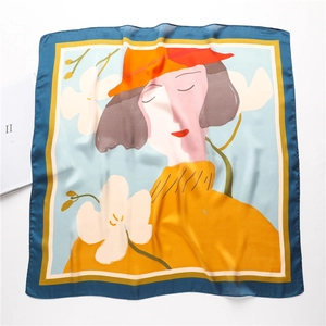 Detailopname van een vierkante satijnen sjaal met artistieke vrouw- en bloemenprint
