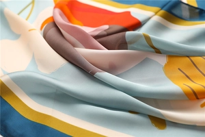 Macro-opname van zijden satijnen sjaal met gladde textuur en abstract bloemmotief