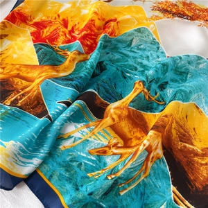 Detailweergave van zijden sjaal met artistiek hertpatroon en grafische bosprint