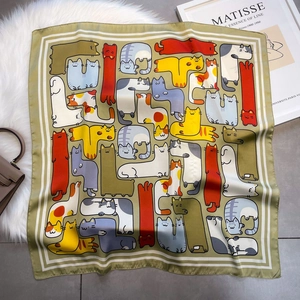 Detail van de zijden vierkante sjaal met kleurrijke kattenprint en groene rand